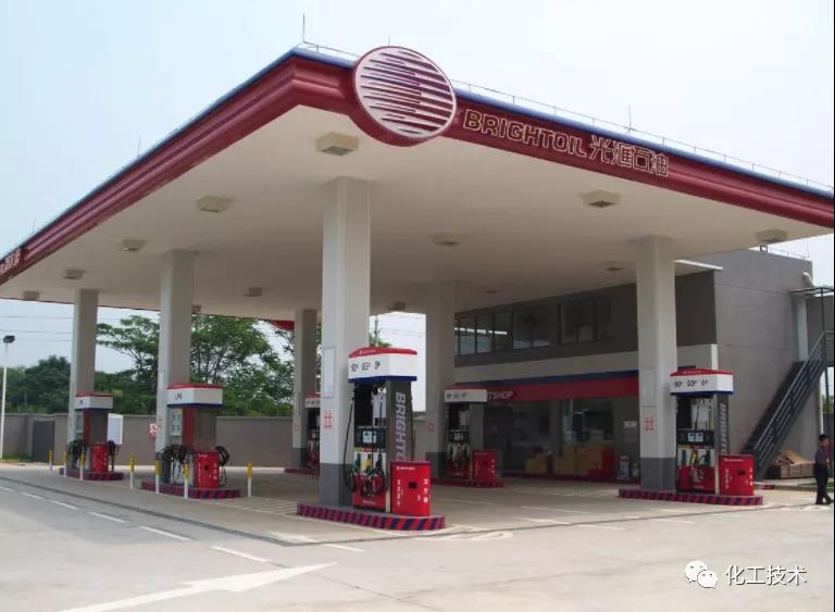 帶領公司向互聯(lián)網(wǎng)方向轉型，大規(guī)模發(fā)展欠債累累