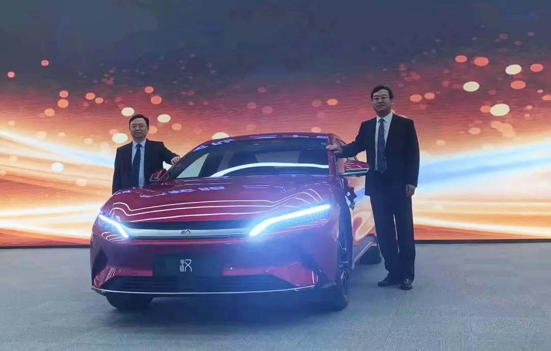 比亞迪董事長兼總裁王傳福與玲瓏輪胎董事長、總裁王鋒在比亞迪“漢”前合影