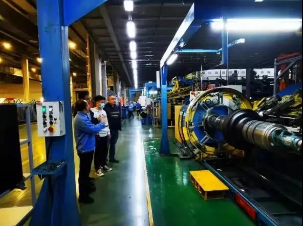 來訪專家與萬力軌道輪胎項(xiàng)目、質(zhì)量管理等相關(guān)負(fù)責(zé)人