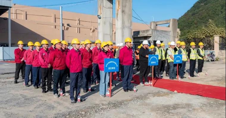 項目業(yè)主單位、建筑單位和監(jiān)理單位以及其他項目參與人員共同出席了開工儀式