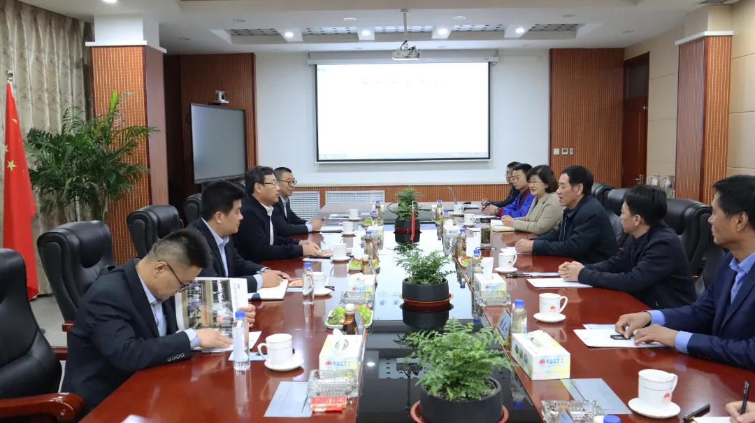 公司黨委書記竇寶森、董事長竇勇、總經理鄭洪霞等公司領導陪同