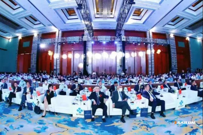 來自全球各地的300多位行業(yè)領袖、專家、學者參加峰會