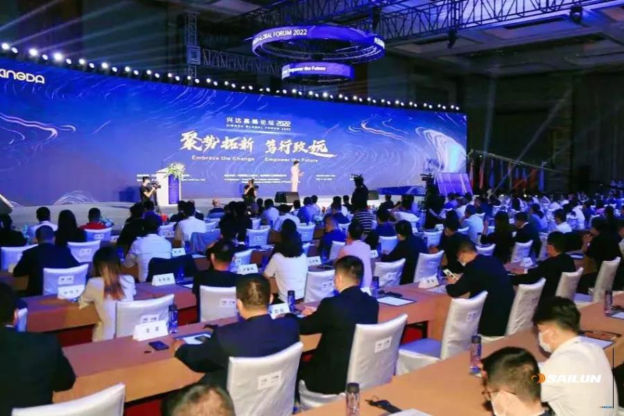 來自全球各地的300多位行業(yè)領袖、專家、學者參加峰會