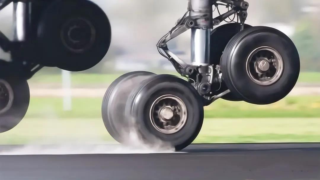 這股作用力要全靠戰(zhàn)斗機輪胎頂住 這股作用力要全靠戰(zhàn)斗機輪胎頂住